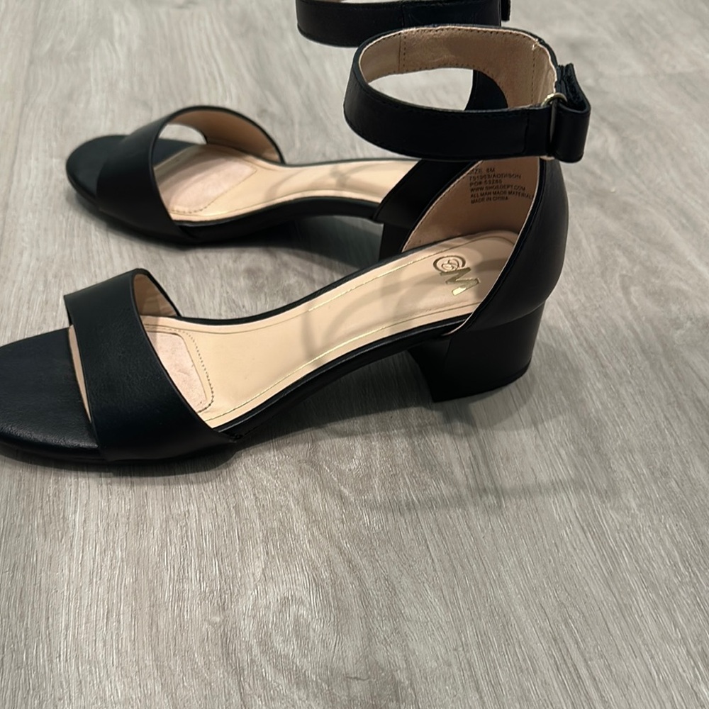 Elegant Black Ankle Strap Sandals - Picture 1 of 5